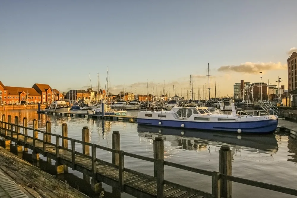 hull marina